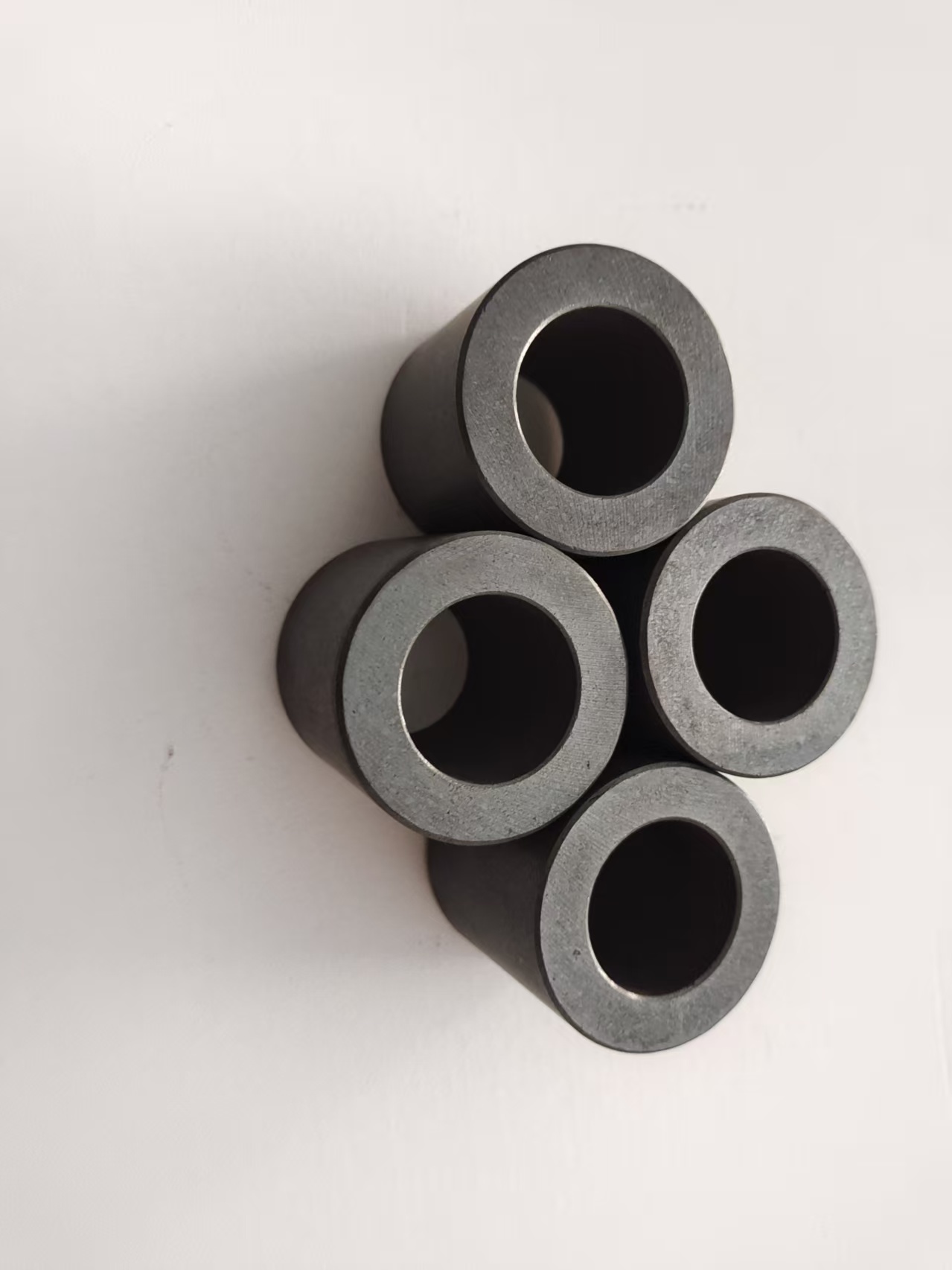 Últimos blogs da empresa sobre Optimização do circuito magnético da bobina de voz do alto-falante: Guia de projeto para a uniformidade da distribuição de fluxo em ímãs de anel de ferrita