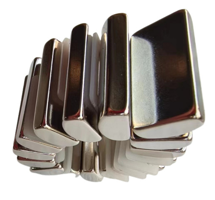 comprar O costume deu forma a um lado ímãs curvados laterais de horizontalmente um neodímio do arco de W15mmxL30mmxH8mm N52 para o fornecimento de eletricidade online manufacture