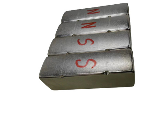 comprar Revestimento Ni-Cu-Ni N52 65x20.5x20 Polaridade na superfície curva com ligeiros recessos nos lados do raio Campo magnético forte MGOe online manufacture
