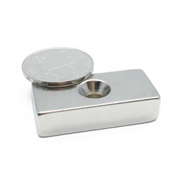 comprar ímãs escareados bloco do neodímio N35 de 20*10*3mm com furo do parafuso online manufacture